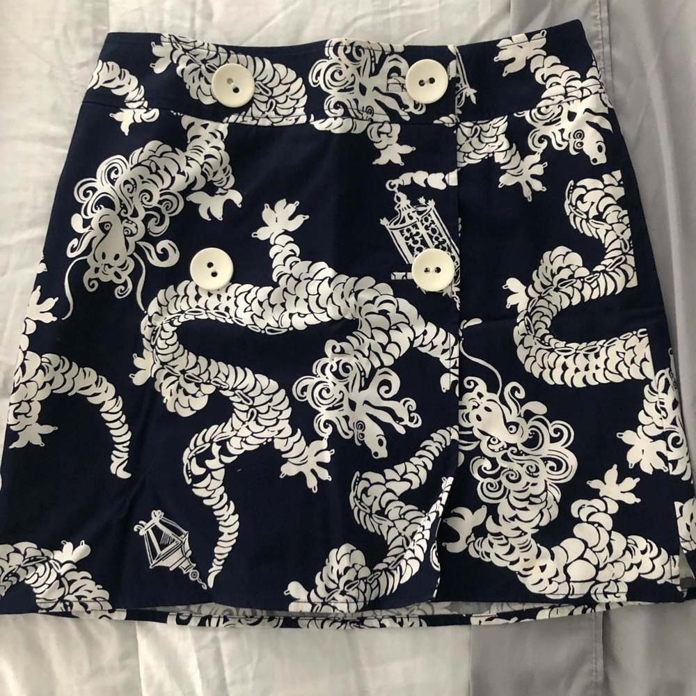 Lilly Pulitzer skirt in size 6. Navy Blue And White